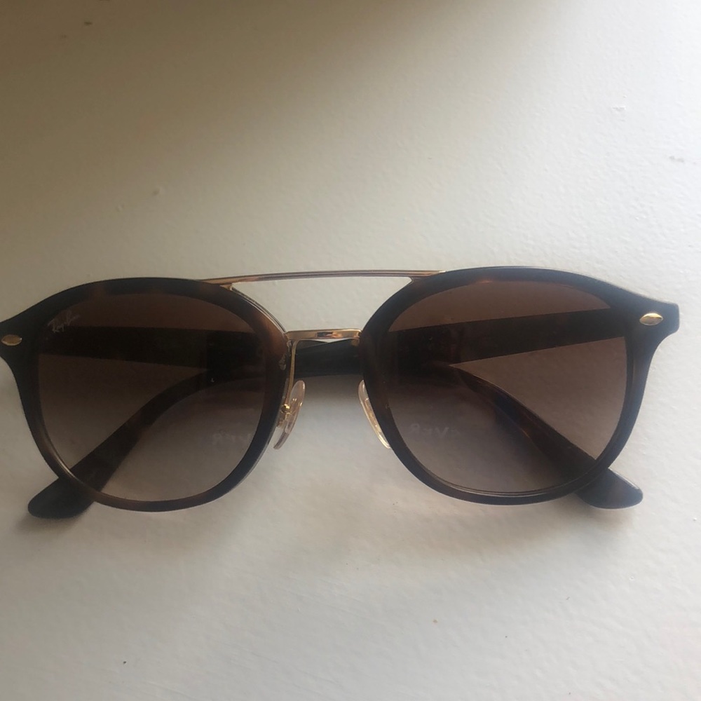 Ray-ban aviators.